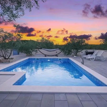 Holiday home Awesome In With Outdoor Swimming Pool