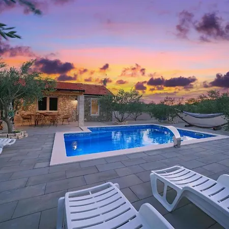 Holiday home Awesome In With Outdoor Swimming Pool