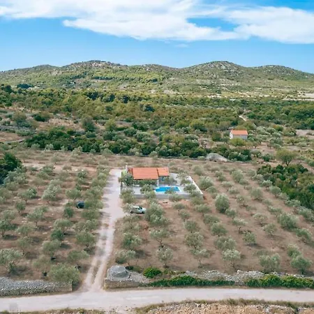Holiday home Awesome In With Outdoor Swimming Pool