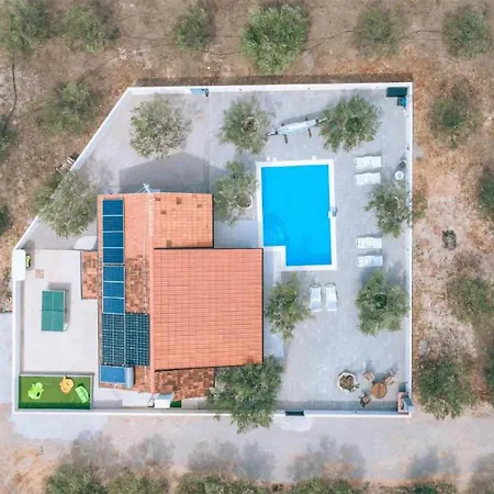 Holiday home Awesome In With Outdoor Swimming Pool